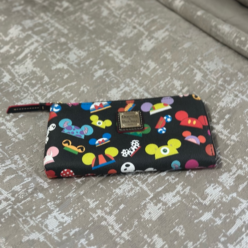 Dooney & Bourke Ear Hat bag Wallet